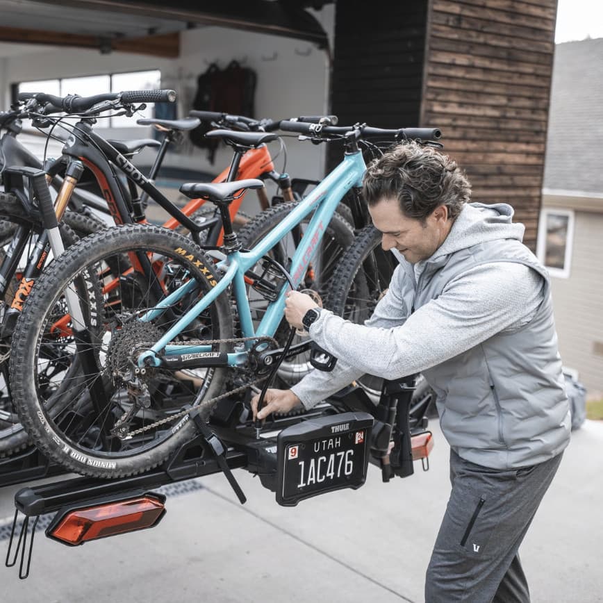 Man loading bikes onto the Thule Verse Add-On