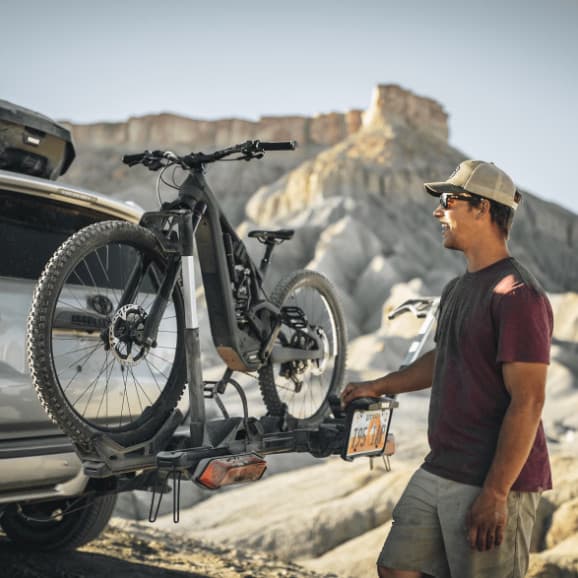 Thule Verse installed on back of SUV with a bike loaded. Mountains in the background